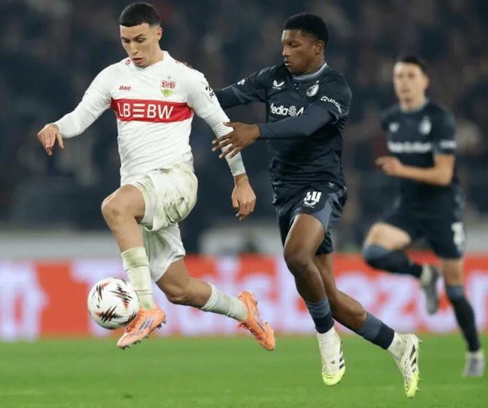 拜仁接触费耶诺德后卫，曼城高价竞争利夫拉门托|德国|瓜迪奥拉|史蒂文-里德|纽卡斯尔联|拜仁慕尼黑_新浪体育_新浪新闻